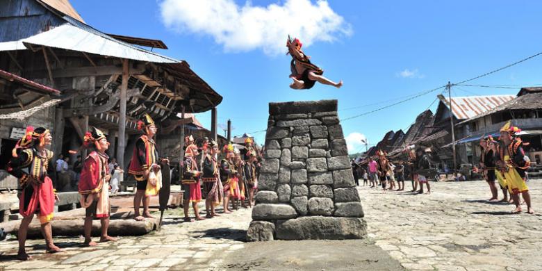 Bosan dengan Sepak Bola dan Basket? Ada 7 Olahraga Edan yang Mesti Anda - Asal Pulau Permainan Tradisional Lompat Batu