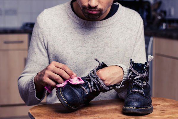 tips membersihkan sepatu 