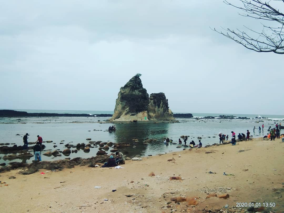  Pantai Sawarna  Banten Tawarkan Liburan Penuh Memori