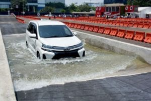 mobil melewati banjir
