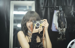 5 Idola Kpop yang Hobi Pakai Kamera Analog