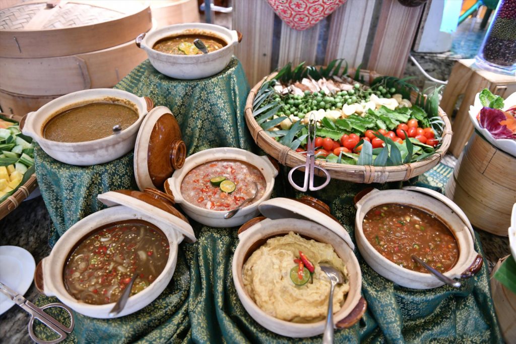 Buffet dishes served in claypots