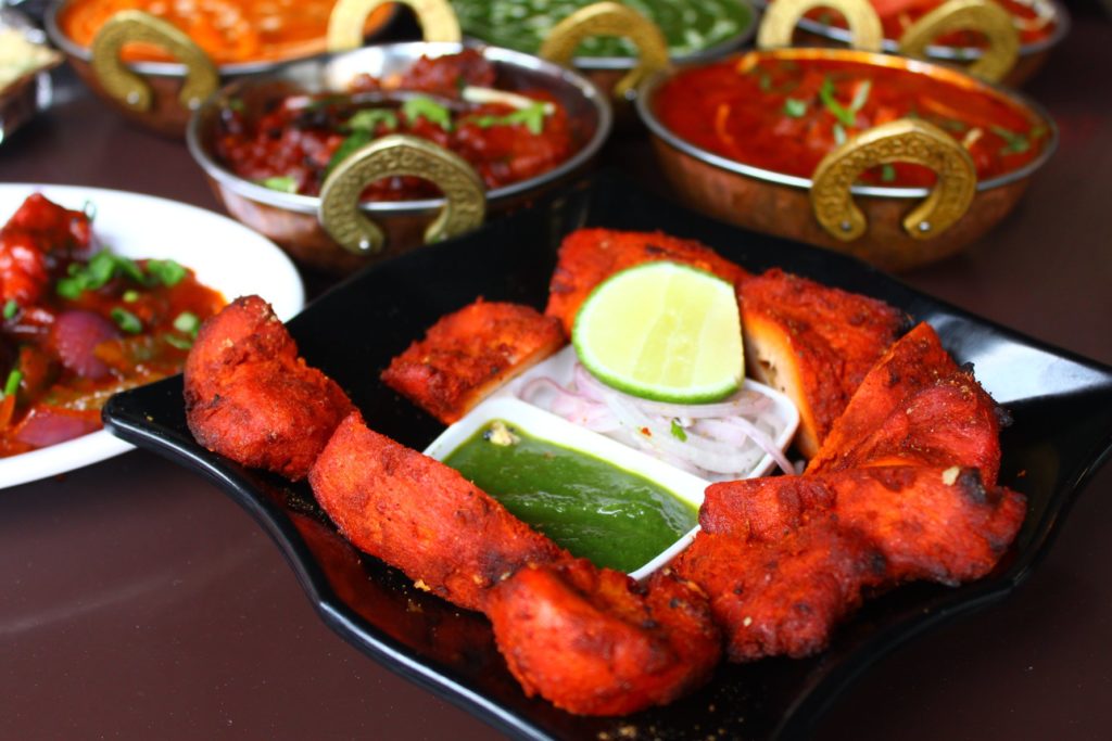 tandoori chicken served with lime slices