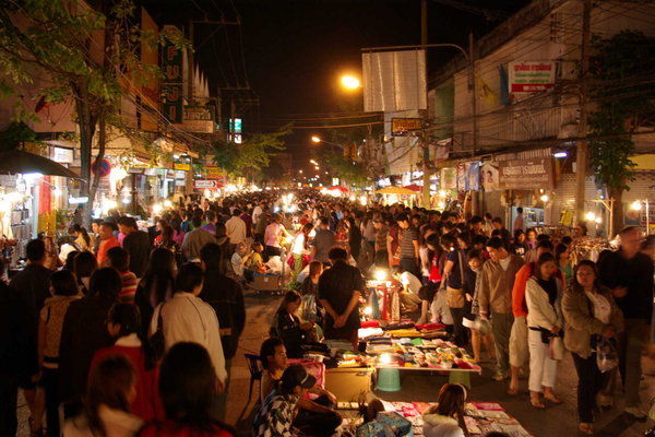 Overview-of-the-Chiang-Mai-Sunday-night-market-1