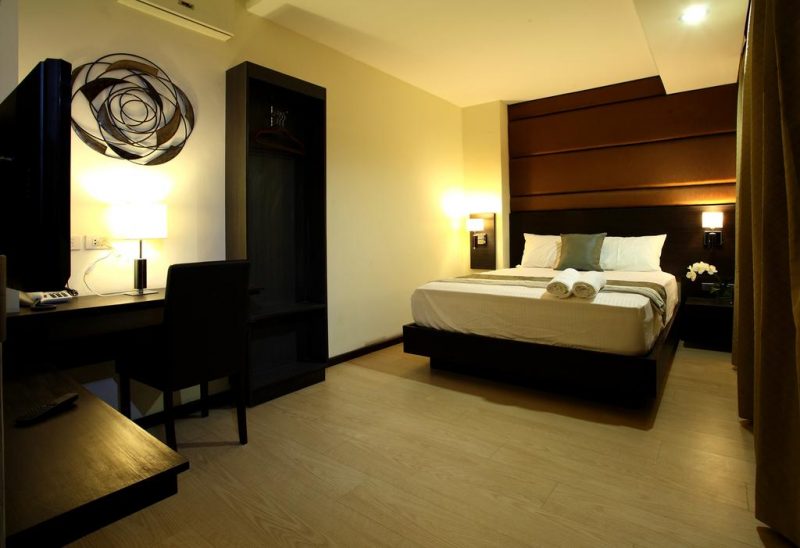 lorenzzo suites hotel room