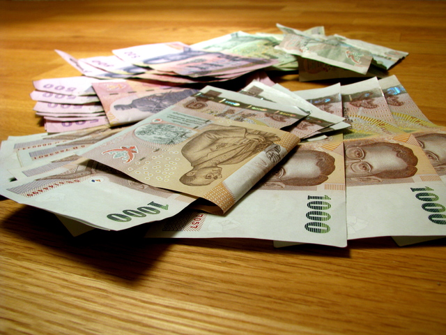 在泰國以美金換泰銖較划算。